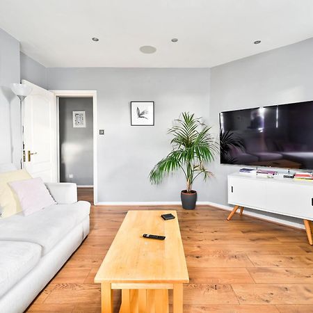 Апартаменти Cosy 1-Bed E15, Sleeps 4, 1 Min From Tube Station Near O2 Arena Лондон Екстер'єр фото