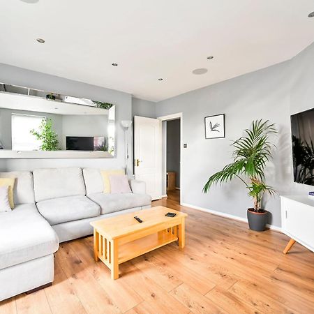 Апартаменти Cosy 1-Bed E15, Sleeps 4, 1 Min From Tube Station Near O2 Arena Лондон Екстер'єр фото