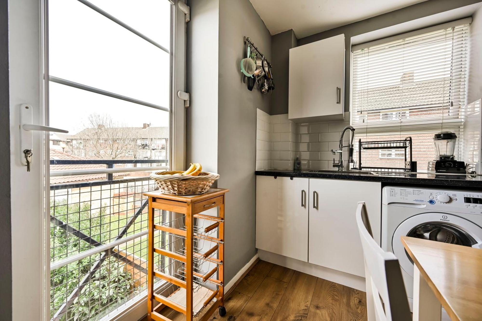 Апартаменти Cosy 1-Bed E15, Sleeps 4, 1 Min From Tube Station Near O2 Arena Лондон Екстер'єр фото